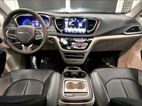 Used 2024 Chrysler Pacifica Touring-L image 7