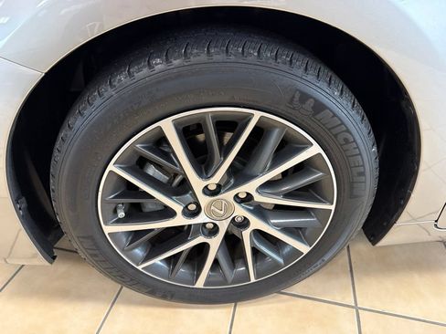Used 2018 Lexus ES 350 w/ Luxury Package w/Wood Trim FWD image 2