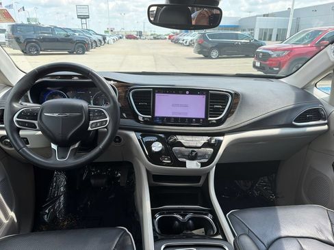 Used 2023 Chrysler Pacifica Limited FWD image 12