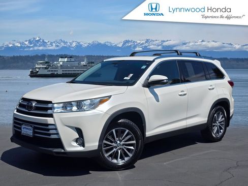 Used 2019 Toyota Highlander XLE AWD/4WD image 1
