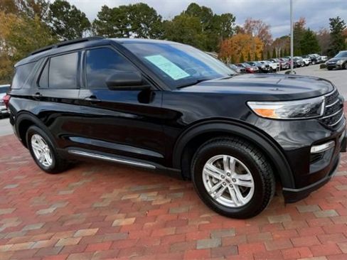 Used 2022 Ford Explorer XLT w/ Equipment Group 202A image 3