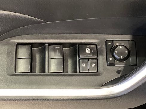 Used 2021 Toyota RAV4 LE AWD/4WD image 14