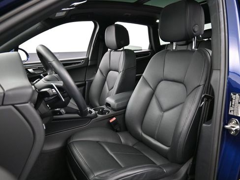 Certified 2025 Porsche Macan image 5