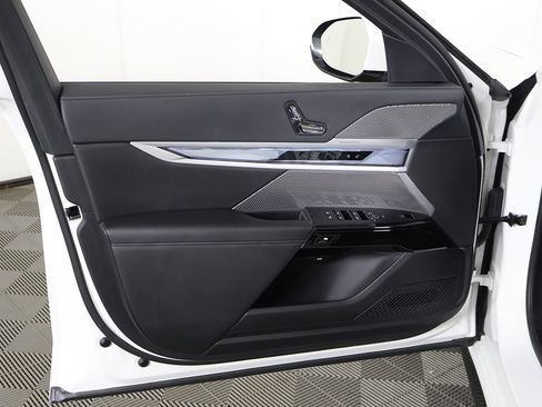 Used 2023 BMW 760i xDrive w/ Parking Assistance Package image 26