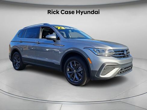 Used 2023 Volkswagen Tiguan SE w/ Panoramic Sunroof Package image 9