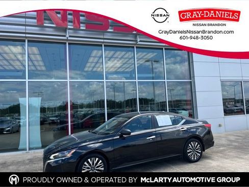Used 2024 Nissan Altima 2.5 SV FWD image 1