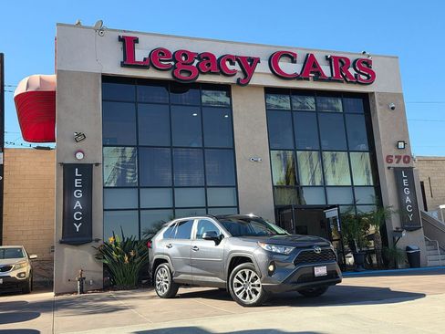 Used 2020 Toyota RAV4 XLE Premium image 2