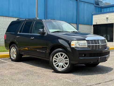 Used 2011 Lincoln Navigator 2WD w/ Monochrome Appearance Pkg image 3