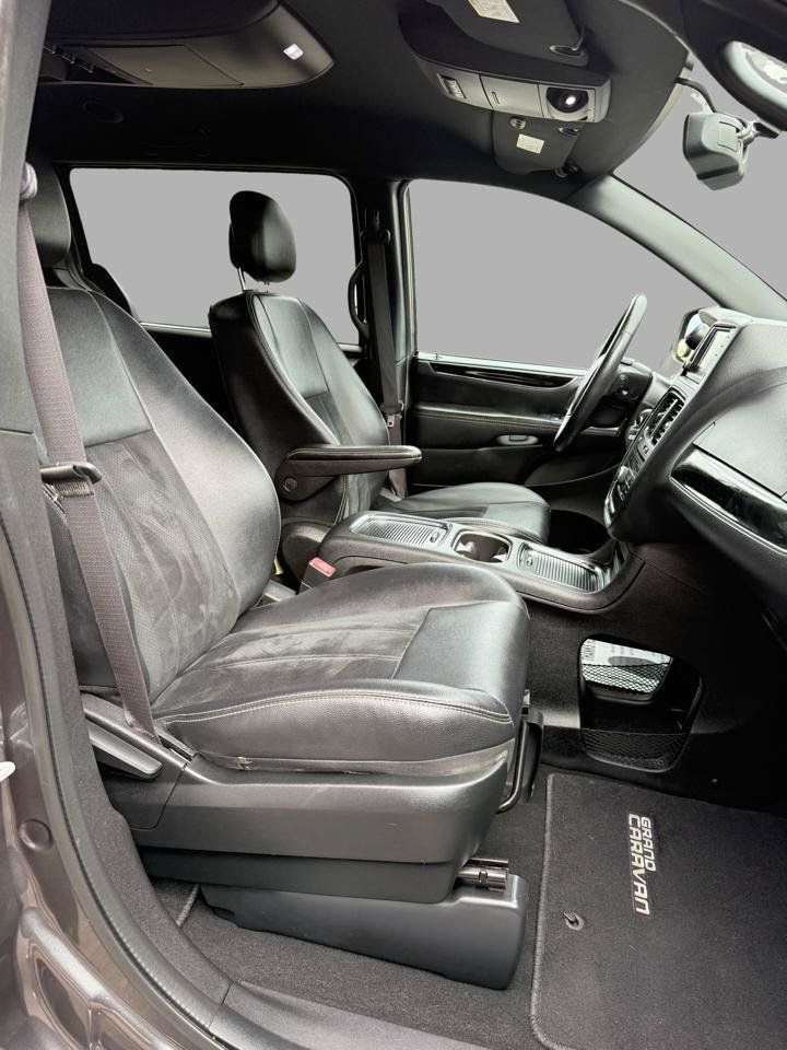 Used 2017 Dodge Grand Caravan SXT w/ Driver Convenience Group FWD image 14