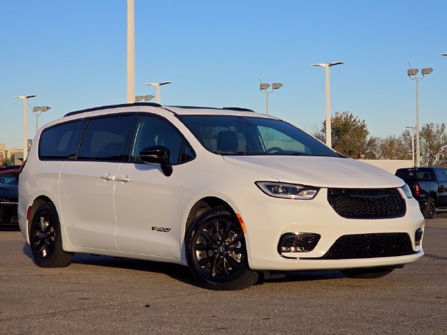 Certified 2025 Chrysler Pacifica Select w/ Fav Edition Package FWD image 2