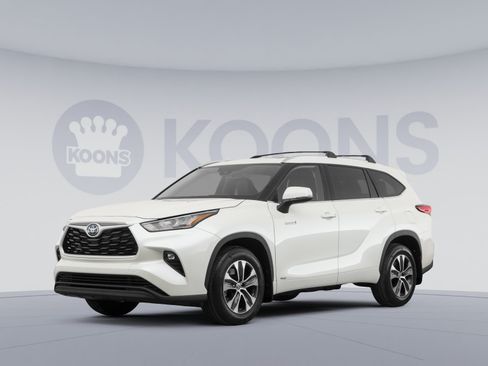 Used 2021 Toyota Highlander XLE AWD/4WD image 1