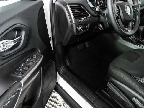 Used 2019 Jeep Cherokee Latitude w/ Popular Appearance Group FWD image 7