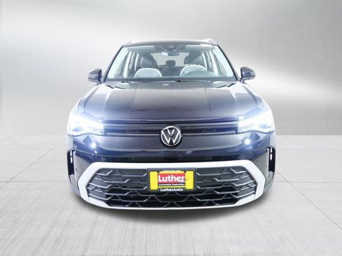Used 2025 Volkswagen Taos SE w/ Panoramic Sunroof Package AWD/4WD image 2