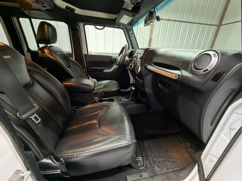 Used 2017 Jeep Wrangler Unlimited Rubicon w/ Connectivity Group AWD/4WD image 12
