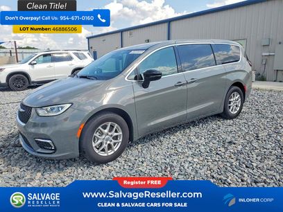 Used 2025 Chrysler Pacifica Select