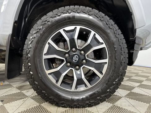 Used 2020 Toyota Tacoma TRD Sport AWD/4WD image 9