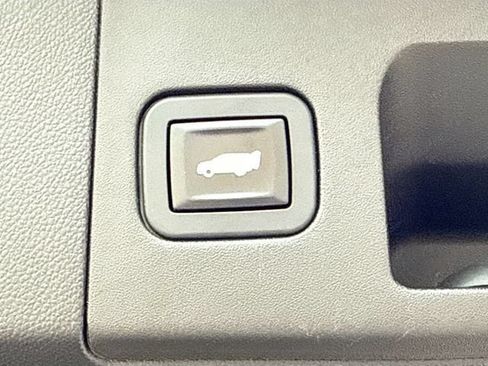 Used 2018 Cadillac XT5 Platinum AWD/4WD image 13