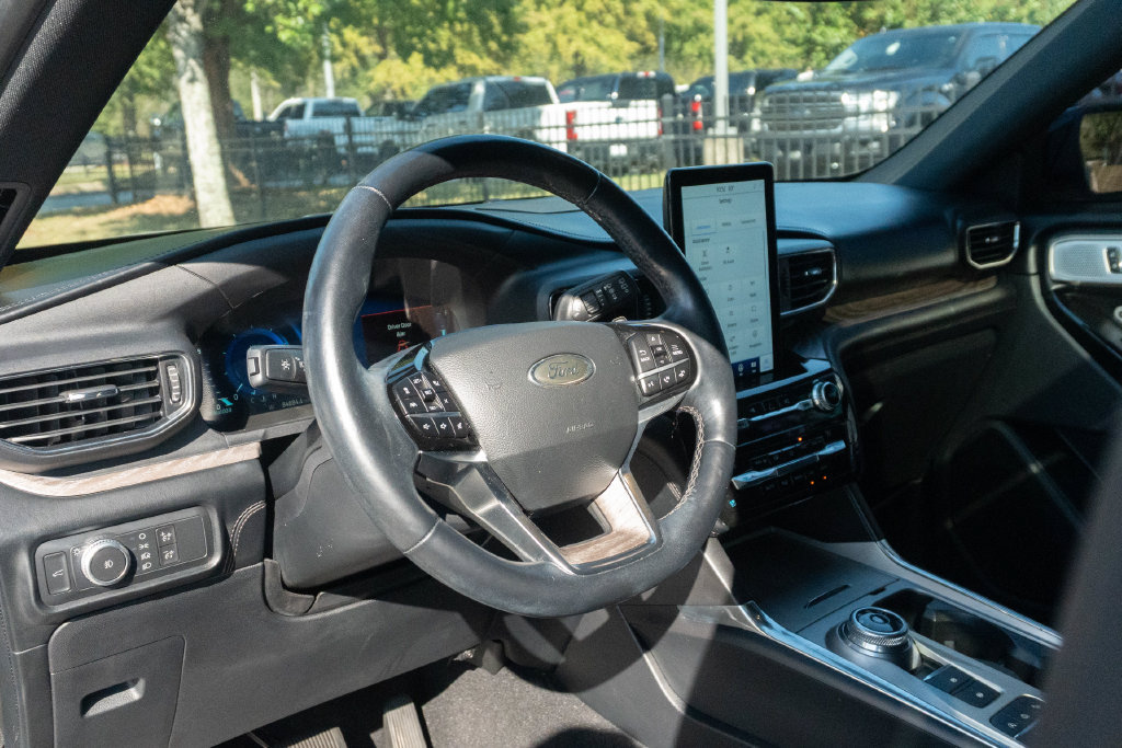 Used 2021 Ford Explorer Platinum w/ Premium Technology Package RWD image 18