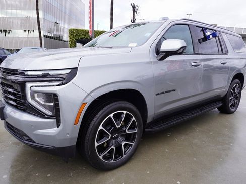 Used 2025 Chevrolet Suburban RST image 4