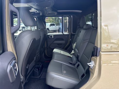 Used 2025 Jeep Gladiator Mojave AWD/4WD image 26