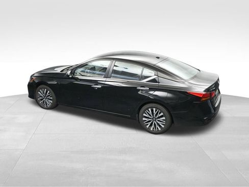 Used 2024 Nissan Altima 2.5 SV FWD image 19
