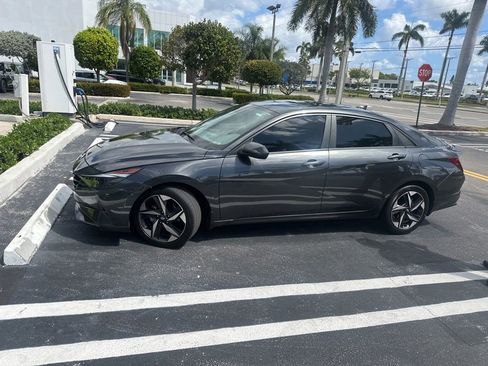 Used 2023 Hyundai Elantra SEL w/ Convenience Package image 2