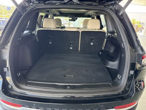 Used 2025 Jeep Grand Cherokee Limited w/ Luxury Tech Group II image 32