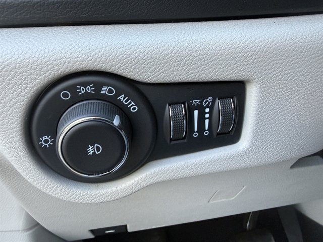 Used 2024 Chrysler Pacifica Touring-L FWD image 12