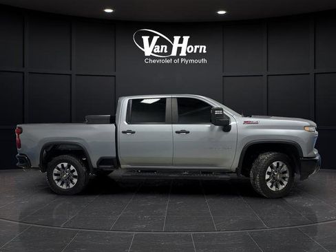 Used 2024 Chevrolet Silverado 2500 Custom w/ Custom Value Package image 2