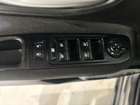 Used 2017 Jeep Renegade Latitude AWD/4WD image 19