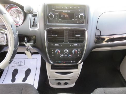 Used 2015 Dodge Grand Caravan SE image 16