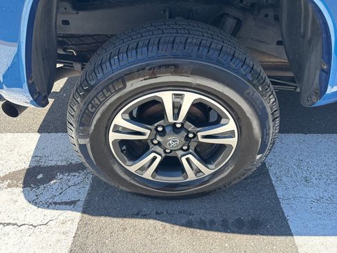 Used 2017 Toyota Tacoma TRD Sport w/ Tow Package (A/T) AWD/4WD image 11