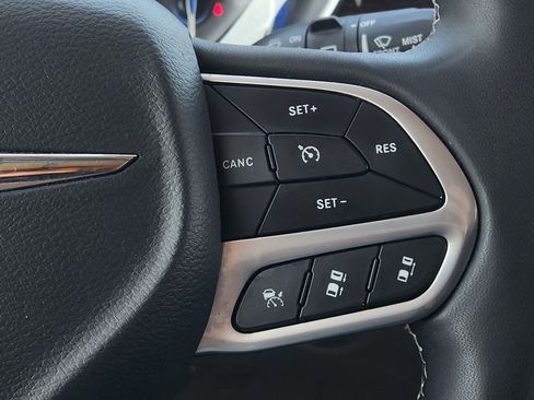 Used 2023 Chrysler Pacifica Limited FWD image 29
