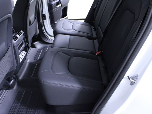 New 2026 Land Rover Defender 110 X-Dynamic SE image 11