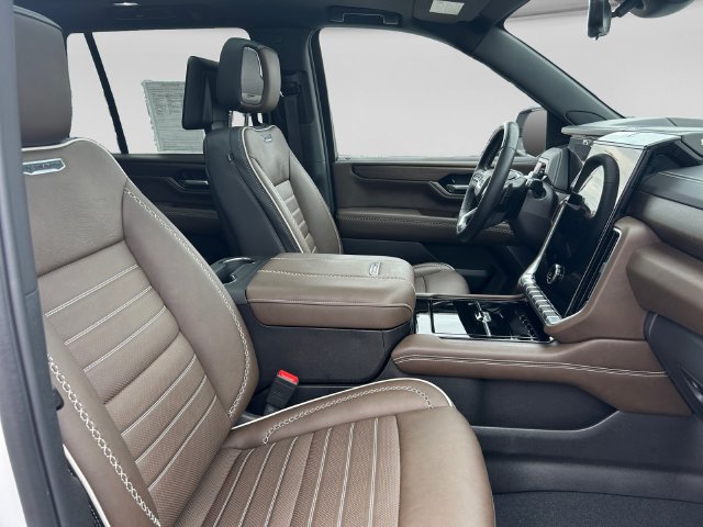 Used 2025 GMC Yukon Denali Ultimate w/ LPO, Illumination Package AWD/4WD image 14