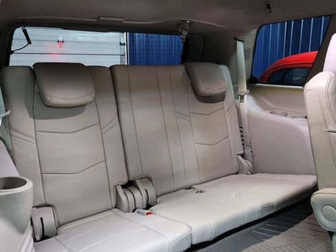 Used 2020 Cadillac Escalade Luxury w/ LPO, Radiant Package image 19