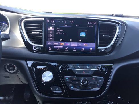 Used 2025 Chrysler Pacifica Select FWD image 14