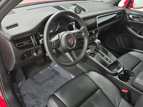 Certified 2025 Porsche Macan AWD/4WD image 4