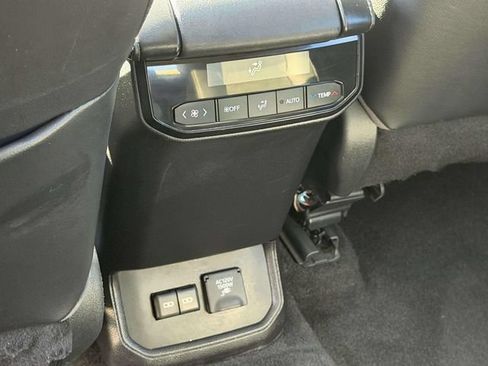 Used 2023 Toyota Highlander Limited AWD/4WD image 33