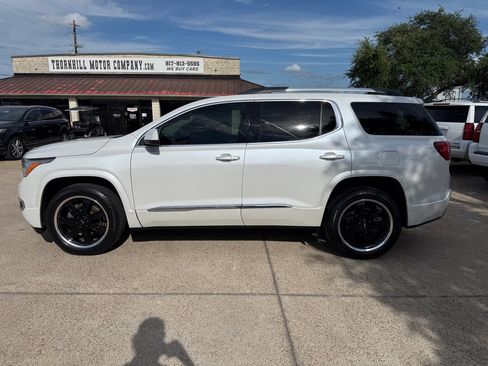 Used 2017 GMC Acadia Denali w/ Technology Package FWD image 4