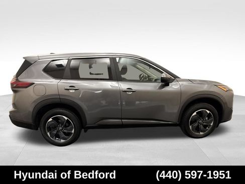 Used 2024 Nissan Rogue SV AWD/4WD image 4