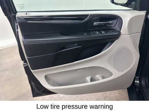 Used 2020 Dodge Grand Caravan SXT image 32