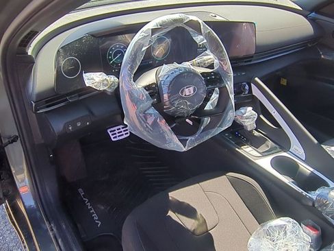 New 2025 Hyundai Elantra SEL image 8