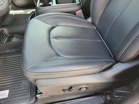 Used 2025 Chrysler Pacifica Select FWD image 4
