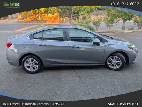 Used 2018 Chevrolet Cruze LT FWD image 6