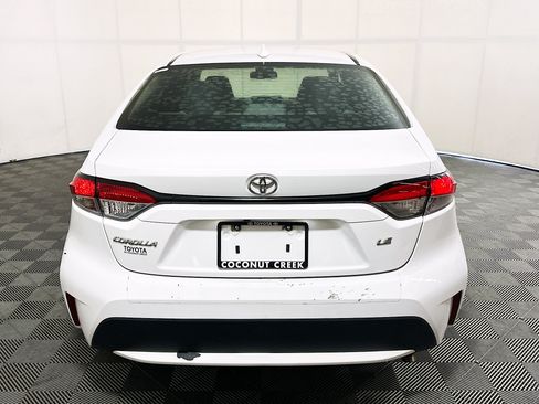 Used 2021 Toyota Corolla LE FWD image 4