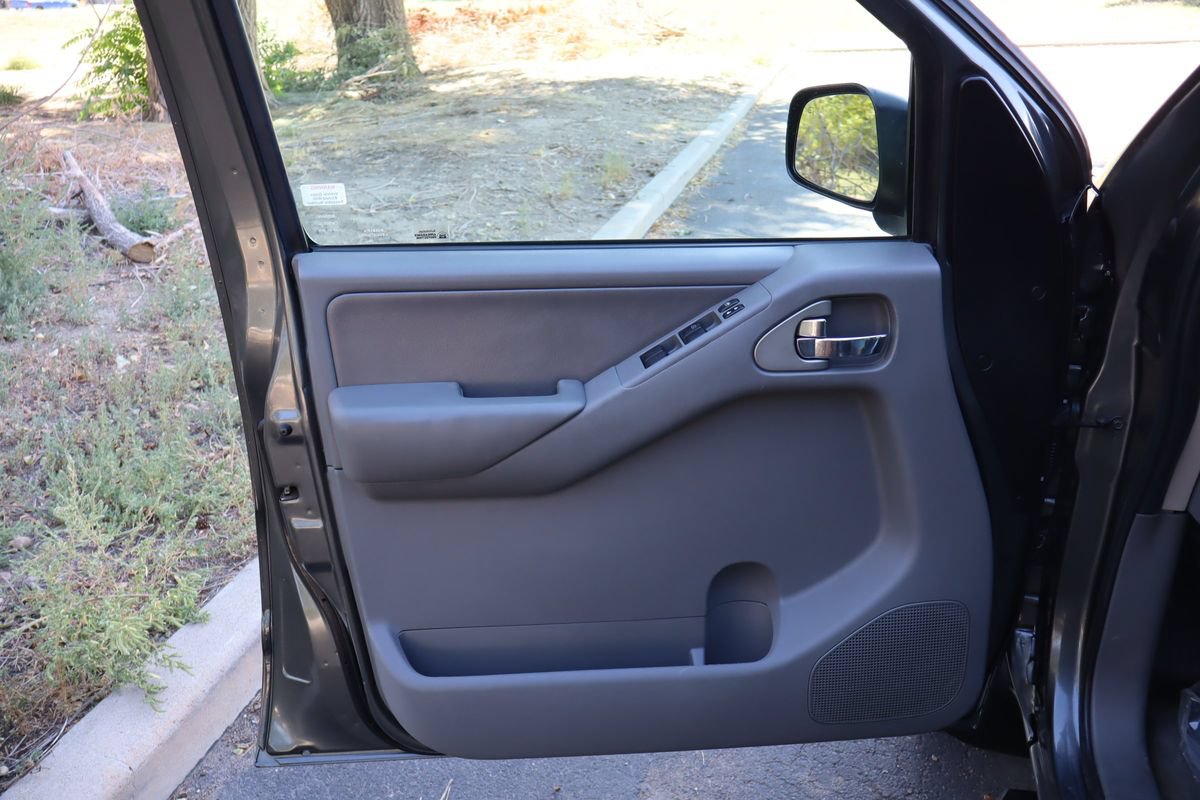 Used 2009 Nissan Frontier LE w/ LE Value Truck Pkg AWD/4WD image 23