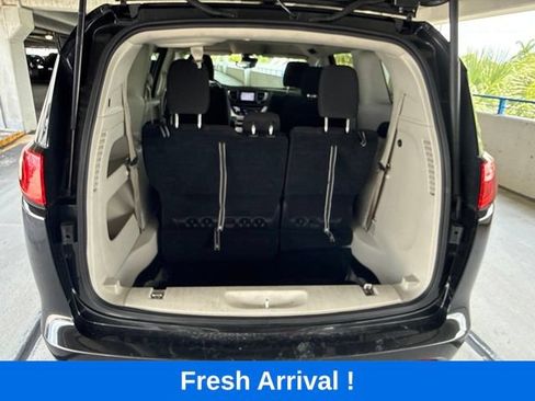 Used 2023 Chrysler Voyager LX FWD image 5