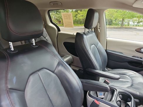 Used 2017 Chrysler Pacifica Touring-L FWD image 10