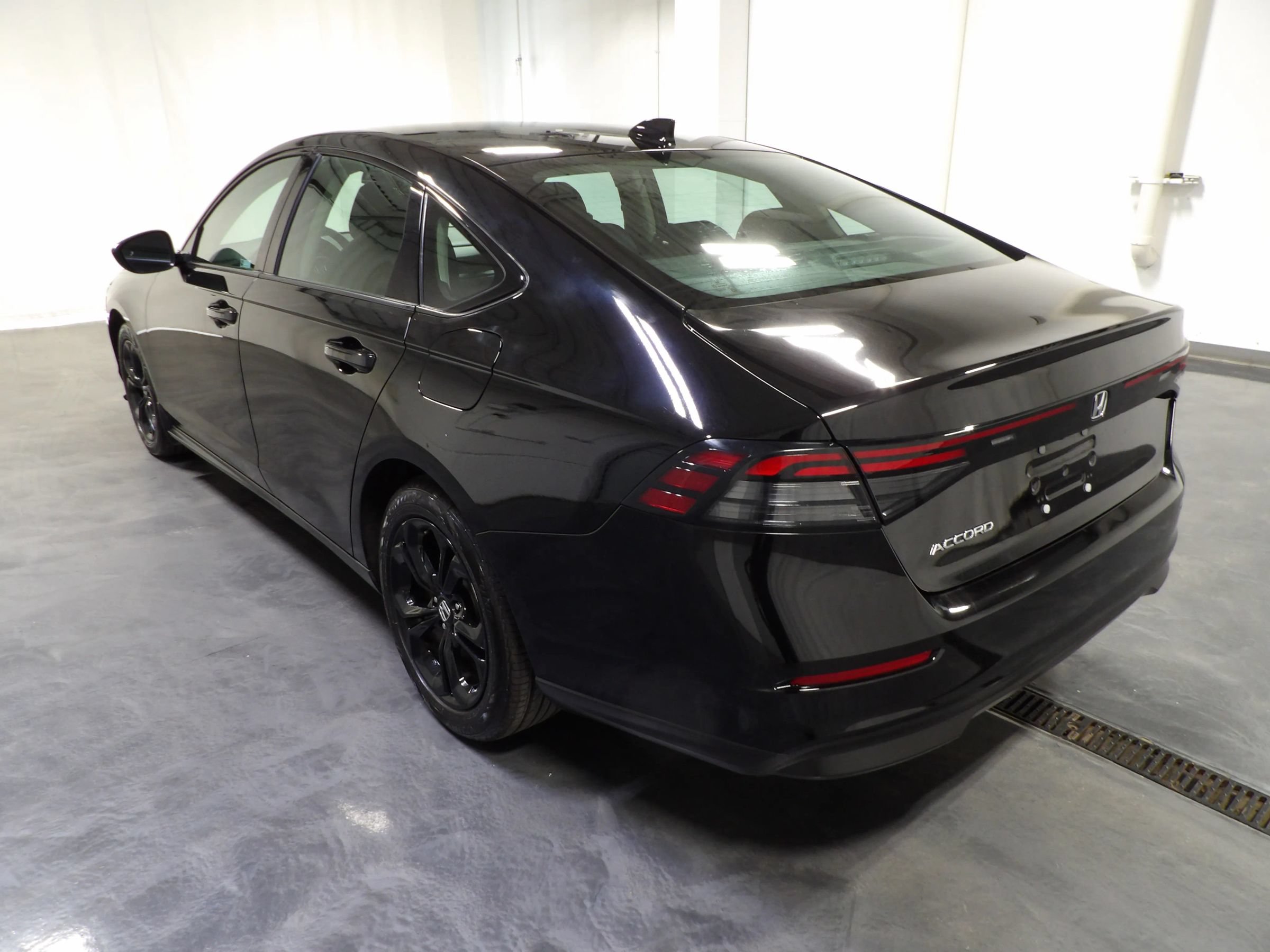 Used 2025 Honda Accord SE image 6